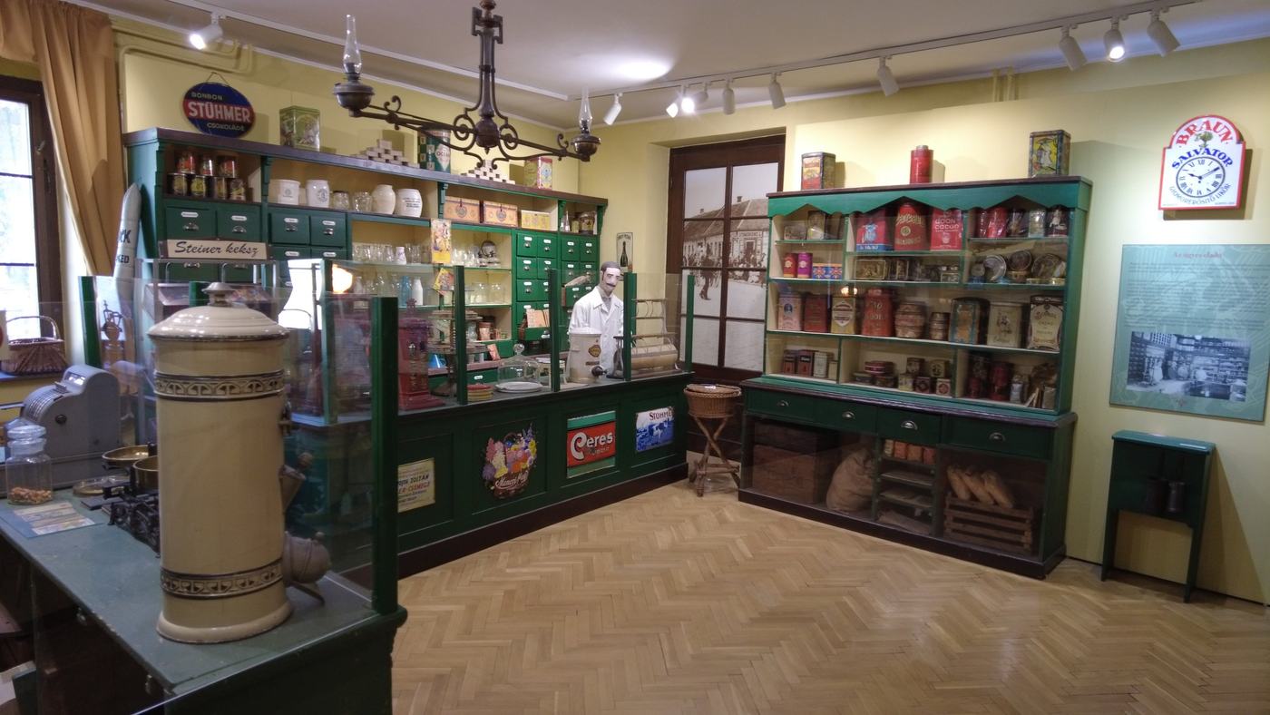 A szatócsbolt teljes enteriőrje
