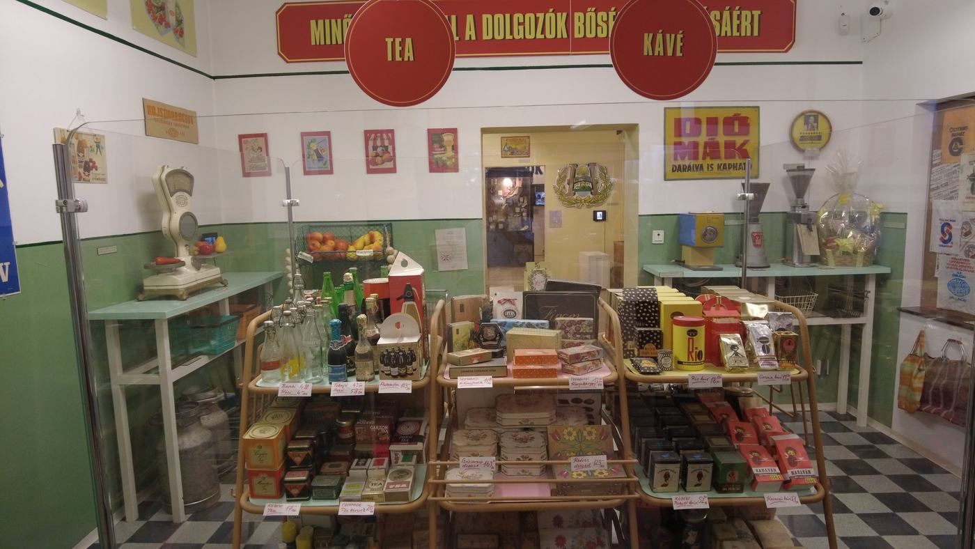 „Minőségi áruval a dolgozók bőséges ellátásáért” — bolt a szocializmusban