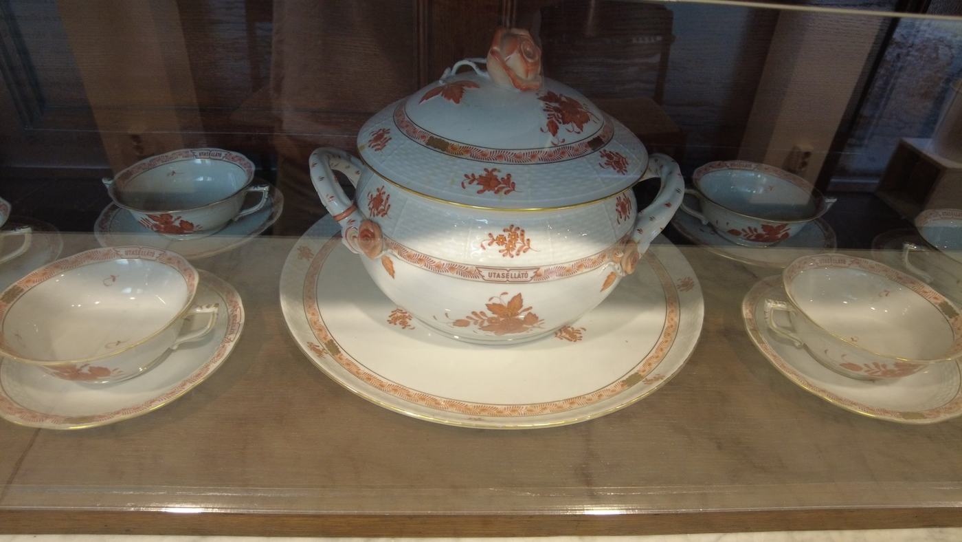 Narancs mintás porcelán levesestál és csészék