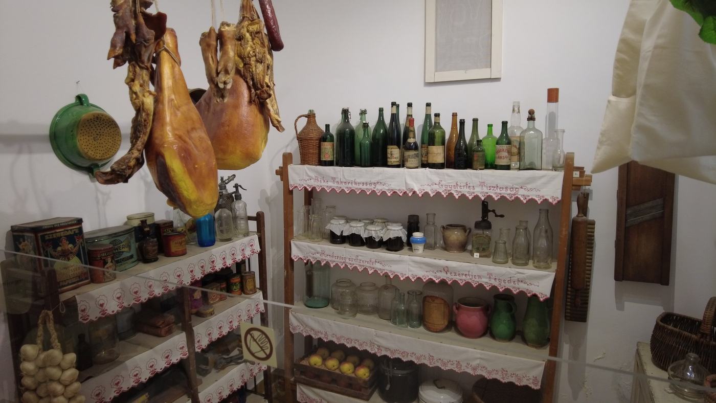 Kamra sonkával, befőttekkel, palackokkal