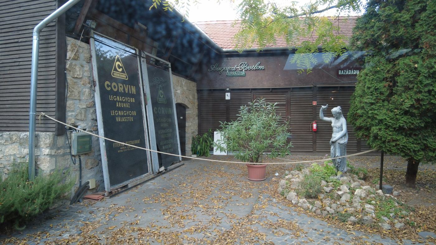 A múzeum udvara szoborral
