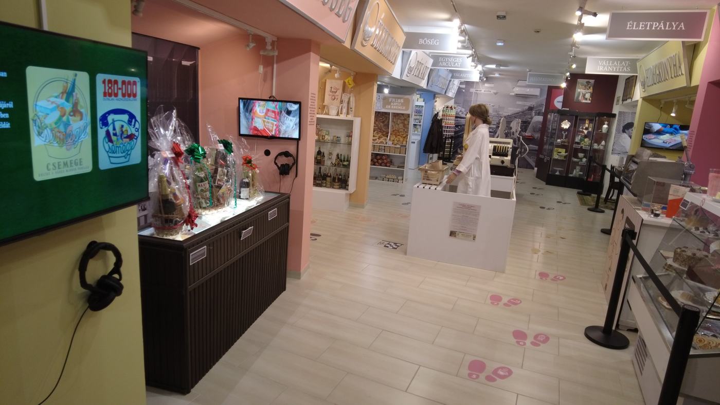 A Csemege kiállítás bolti sora